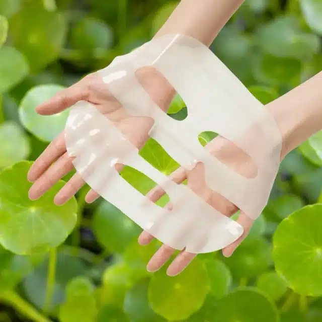 Masque Hydrogel Centella Asiatica – LUVUM

Offrez à votre peau un soin apaisant et réparateur grâce au masque hydrogel enrichi en Centella Asiatica et Aloe Vera.

Classé numéro 1 dans la catégorie des masques hydrogel chez Olive Young en Corée, ce masque est spécialement conçu pour calmer les peaux irritées et sensibles.

En cas de rougeurs ou d’imperfections, appliquez-le avant de dormir. 
Au réveil, découvrez une peau visiblement apaisée, intensément hydratée et lumineuse.

Grâce à ses ingrédients phares, la Centella Asiatica et l’Aloe Vera, ce masque agit efficacement pour réduire les inflammations, restaurer la barrière cutanée et offrir une sensation de confort inégalée.

Laissez votre peau révéler toute sa beauté dès la première utilisation ! 🌿

Look lovely every day with @ipoontina ❤️❤️❤️

#glowingskin #koreanskincare #glowskin #koreanskincareproducts #kbeauty #koreancosmetics #koreanskincareroutine #kbeautyskincare #glowglowing #imperfections #kcosmetics #centellaasiatica #centella