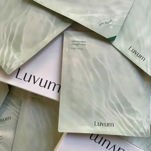 Masque Hydrogel Centella Asiatica – @luvum_official 

Offrez à votre peau un soin apaisant et réparateur grâce au masque hydrogel enrichi en Centella Asiatica et Aloe Vera.

Classé numéro 1 dans la catégorie des masques hydrogel chez Olive Young en Corée, ce masque est spécialement conçu pour calmer les peaux irritées et sensibles.

En cas de rougeurs ou d’imperfections, appliquez-le avant de dormir.
Au réveil, découvrez une peau visiblement apaisée, intensément hydratée et lumineuse.

Grâce à ses ingrédients phares, la Centella Asiatica et l’Aloe Vera, ce masque agit efficacement pour réduire les inflammations, restaurer la barrière cutanée et offrir une sensation de confort inégalée.

Laissez votre peau révéler toute sa beauté dès la première utilisation ! 🌿

Look lovely every day with @ipoontina ❤️❤️❤️

#glowingskin #koreanskincare #glowskin #koreanskincareproducts #kbeauty #koreancosmetics #koreanskincareroutine #kbeautyskincare #glowglowing #imperfections #kcosmetics #centellaasiatica #centella
