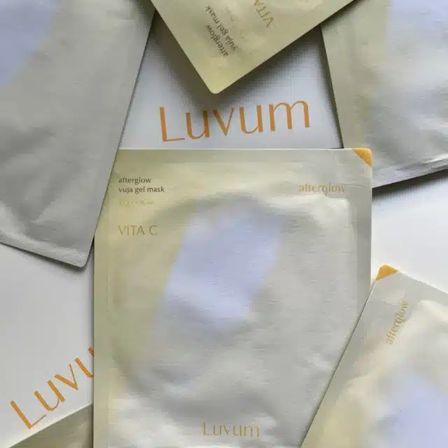 ✨ Envie d'un glow instantané ?

Le masque hydrogel Afterglow Yuja Vita C de Luvum @luvum_official est la solution parfaite pour retrouver un teint éclatant ! 🌟

💛 Vitamine C pour booster l'éclat naturel de votre peau et estomper les imperfections !

💦 Hydratation intense grâce à sa texture hydrogel, qui rafraîchit et apaise

🍋 Infusé au yuja, un agrume riche en antioxydants, pour un teint lumineux et uniforme

🧖‍♀️ Laissez votre peau rayonner de vitalité et de fraîcheur après chaque utilisation.

Prête à briller ? ✨

Look lovely every day with @ipoontina . ❤️❤️❤️

#glowingskin #koreanskincare #glowskin #koreanskincareproducts #kbeauty #glowglowing #koreancosmetics #koreanskincareroutine #kbeautyskincare #vitaminec