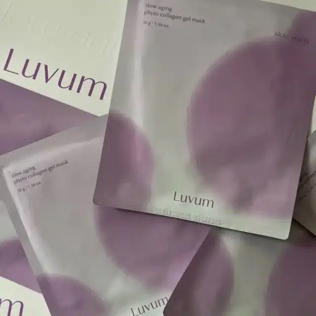 🌿 Slow Aging avec le Masque Hydrogel Phyto Collagène de @luvum_official 🌿

Envie d‘un effet jeunesse et éclat ?

Ce masque hydrogel est un concentré de bienfaits ! 💧

✨ Protéines de noix : stimulent la synthèse de collagène
✨ Peptides d’avocat : préservent l‘hydratation et l’élasticité de la peau
✨ Huile de pépins de raisin : pour une peau douce et lumineuse
✨ Extrait de gardénia : offre une action antioxydante puissante

Profitez de cet allié anti-âge pour une peau revitalisée et rayonnante !

Look lovely every day with ipoontina. ❤️❤️❤️

#glowskin #koreanskincareproducts #kbeauty #glowglowing #koreancosmetics #koreanskincareroutine #kbeautyskincare #koreanmask #antiaging #koreancosmetic