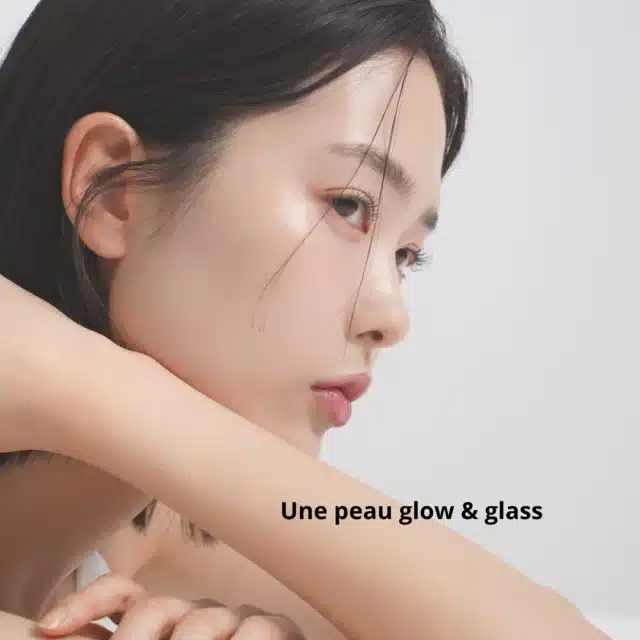 ✨ Focus hydratation profonde avec le trio LUVUM ✨

Vous rêvez d’une peau fraîche, rebondie, lumineuse, au fini glow & glass ?

Découvrez notre trio ultra-hydratant signé LUVUM, formulé autour de deux actifs puissants :
🌿 L’acide hyaluronique, reconnu pour sa capacité à retenir l’eau,
🌱 et la sève de bambou, riche en minéraux et antioxydants.

🧴 Étape 1 : Toner Pad
Équilibre le pH, hydrate en douceur et prépare la peau.

💧 Étape 2 : Sérum hydratant
Repulpe, lisse, illumine. Un vrai shot d’hydratation.

🌸 Étape 3 : Crème hydratante
Scelle l’hydratation, protège et laisse un fini glowy.

#glowskin #koreancosmetics #kbeautyaddict #kbeautyskincare #koreanskin #koreanskincare #koreanskincareroutine #koreanskincareproducts #glassskin #acidehyaluronique